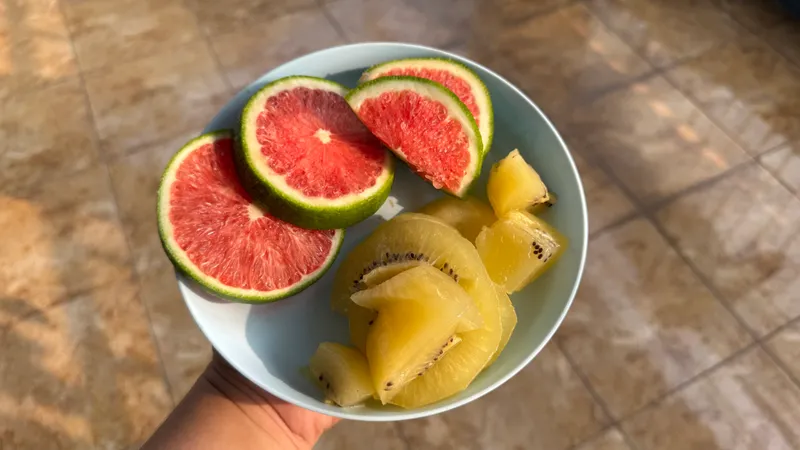 Fruit platter berisi jeruk Cara Cara dan kiwi Golden