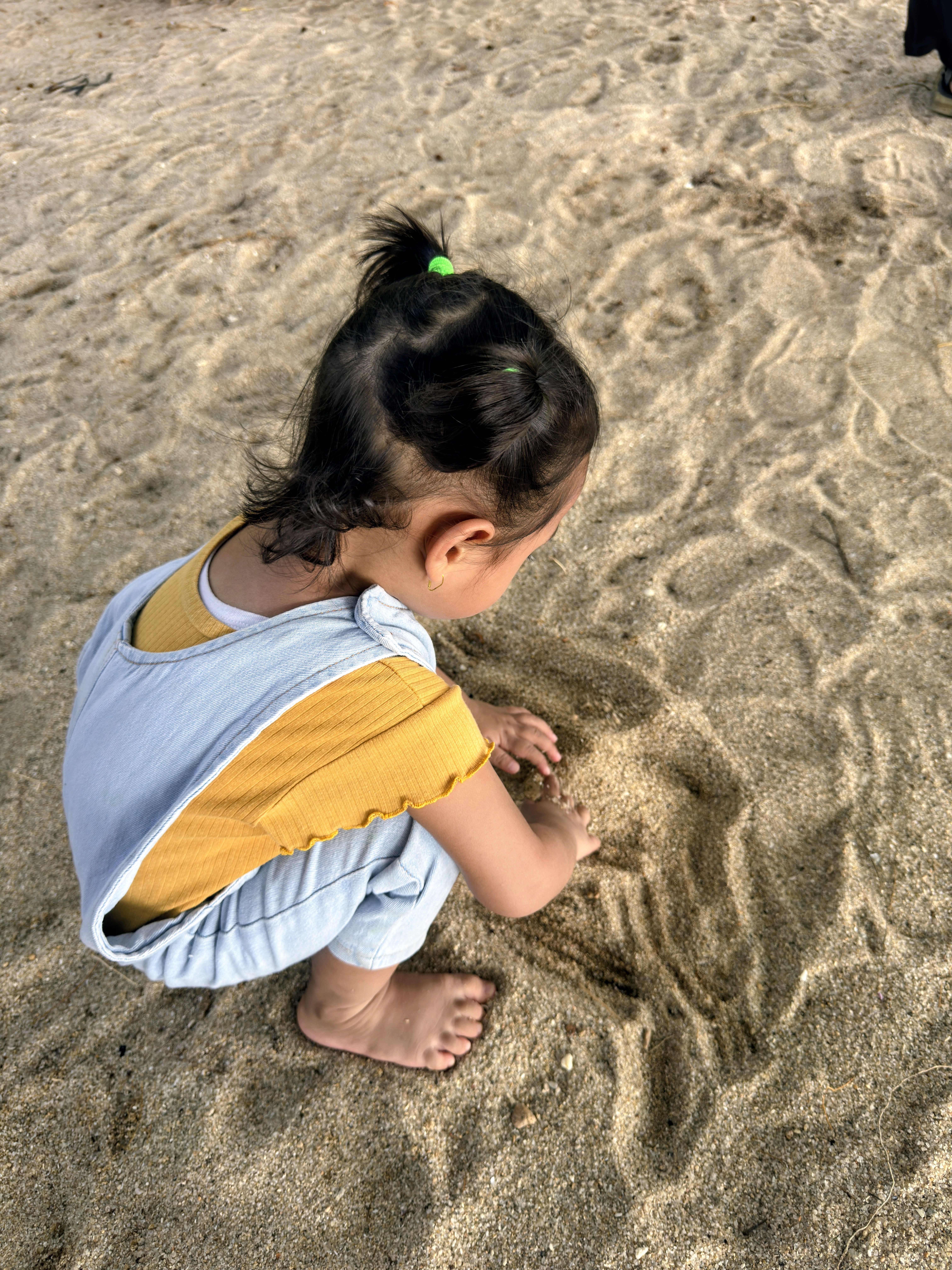 Anak bermain pasir